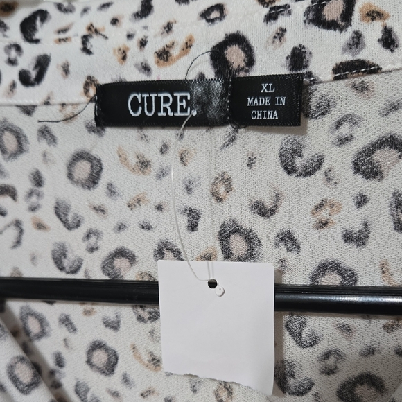 Elegant Animal Print Blouse - Picture 2 of 5